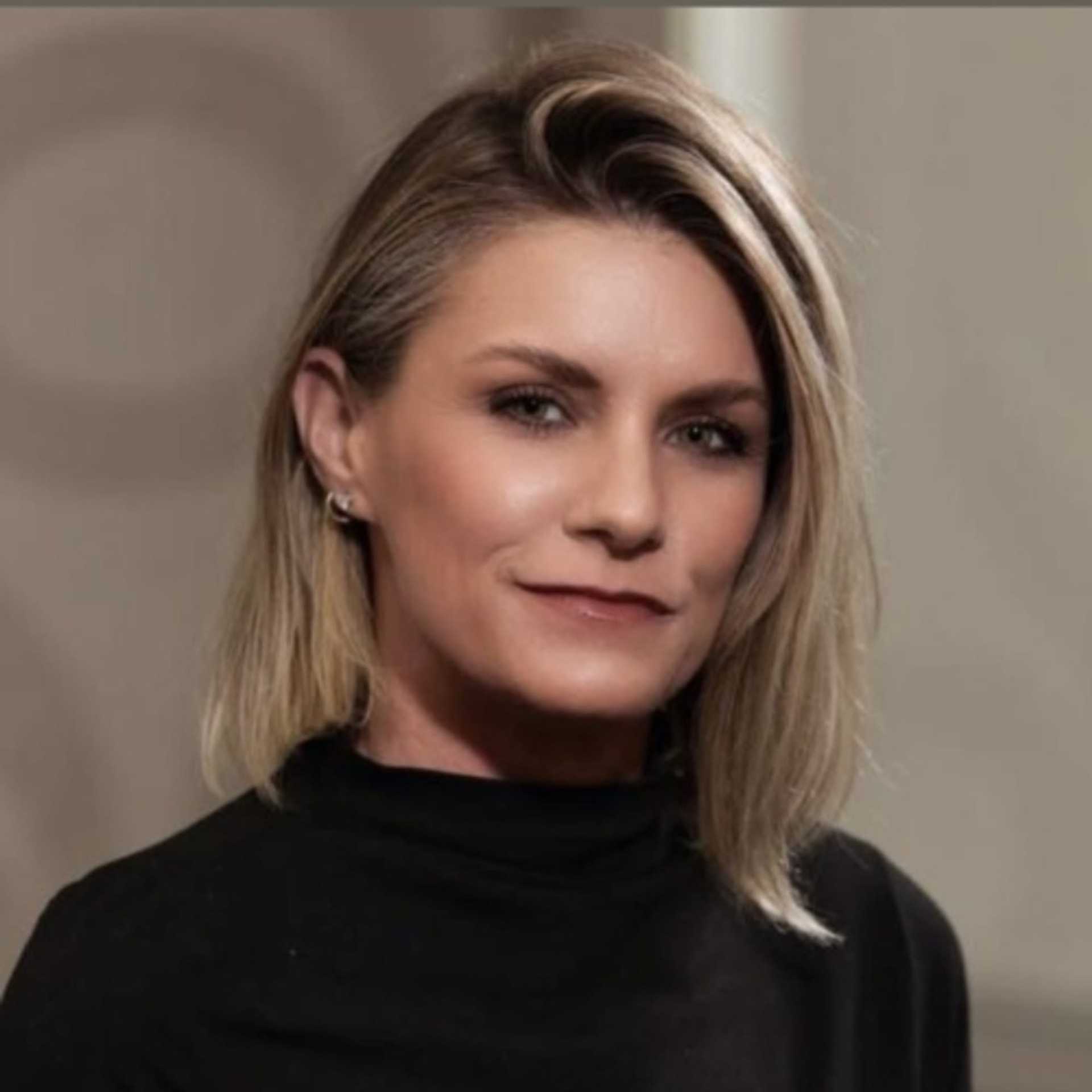 Portrait of Amy Neel, a professional stylist at Studio Seven, showcasing their expertise and style.